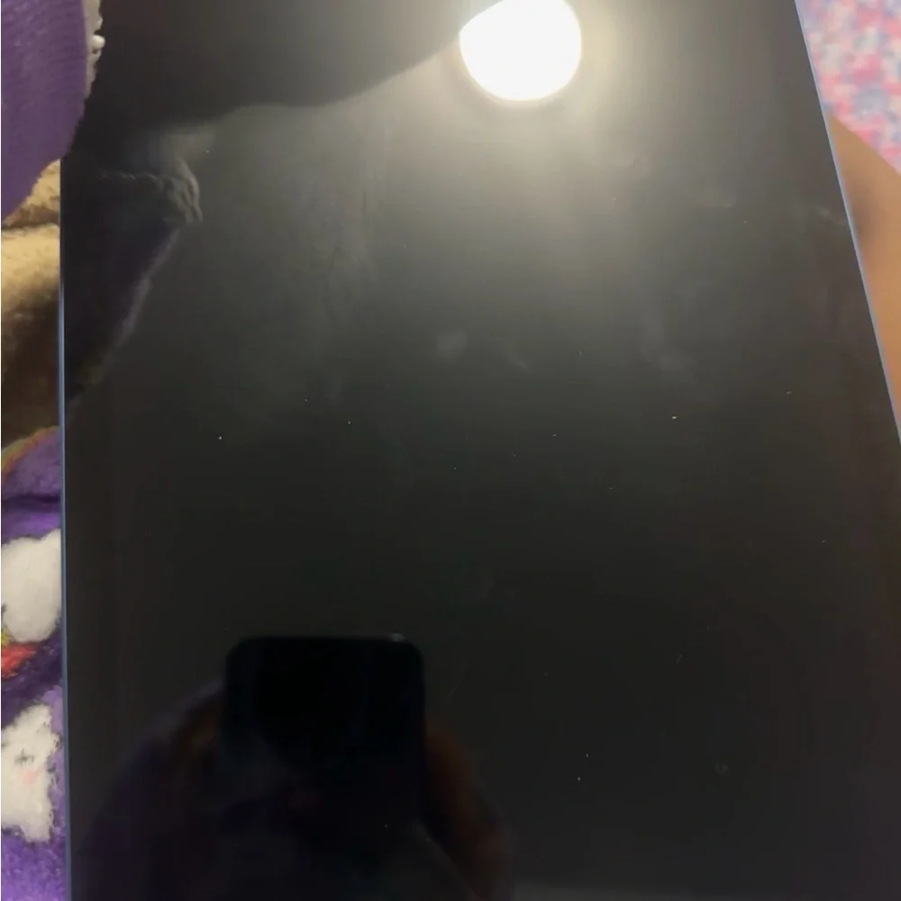 Apple iPad (White Front) with Multicolor Display Artwork